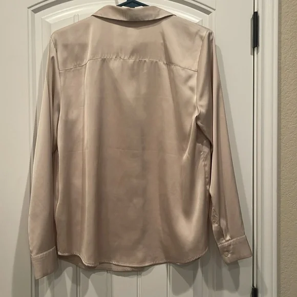 H&M women’s button down - Picture 3 of 3